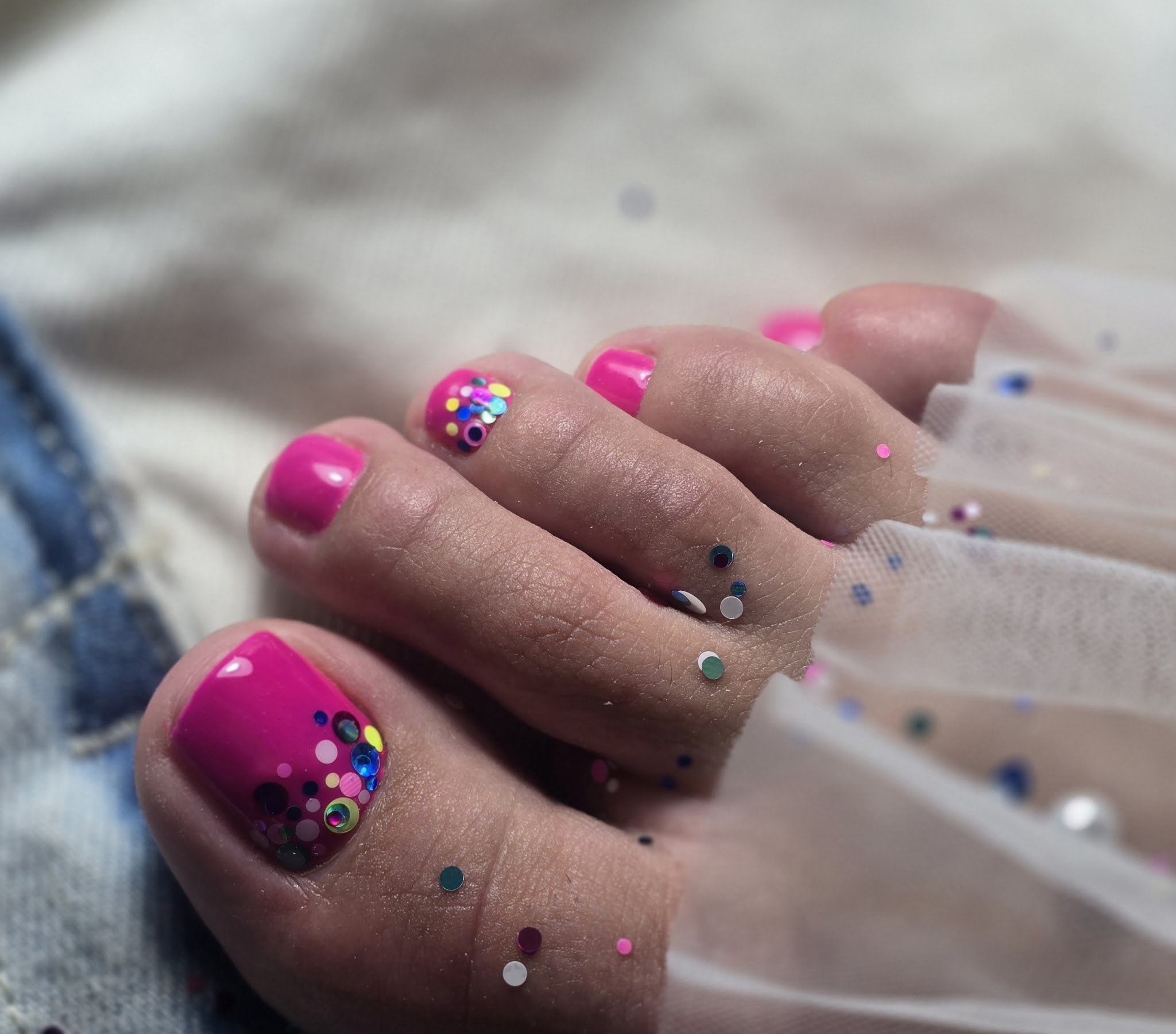 Roze pedicure met steentjes en confetti