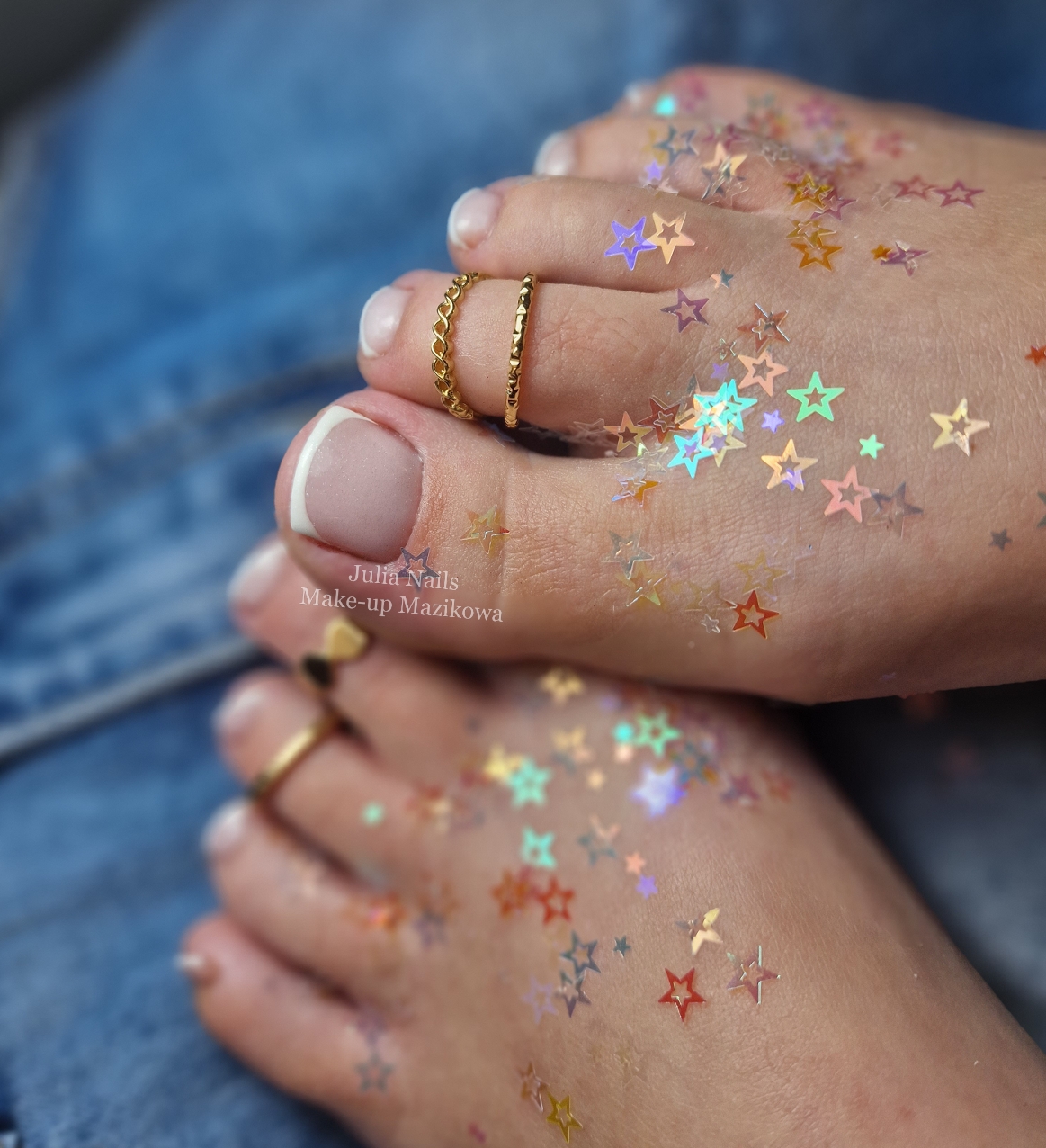 French pedicure met glittersterren en gouden teenringen
