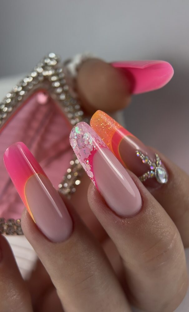 Lange roze French nagels met kristallen