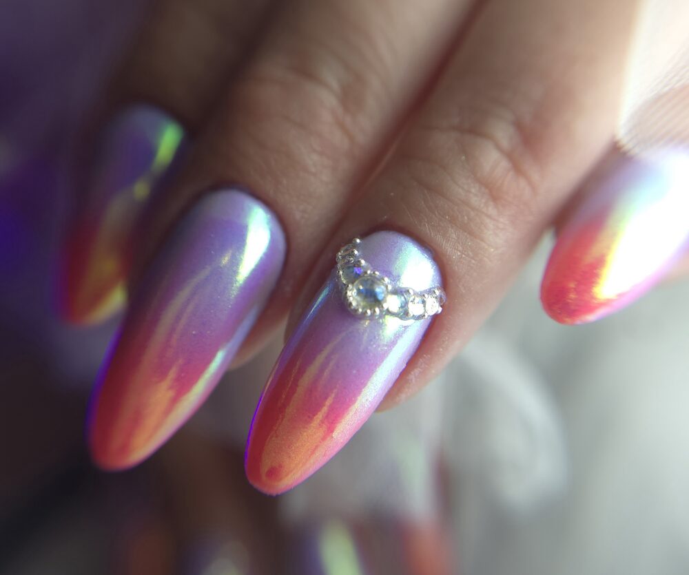 Chrome amandelnagels met een kleurverloop en een kristallen kettinkje