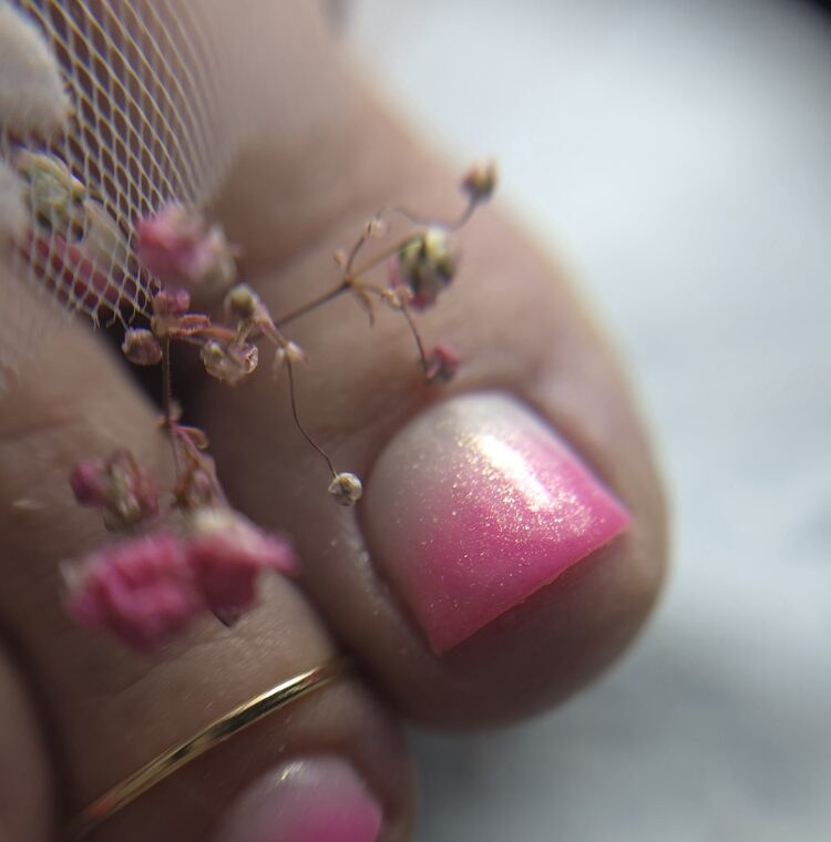 Roze ombré pedicure met gedroogde bloemetjes